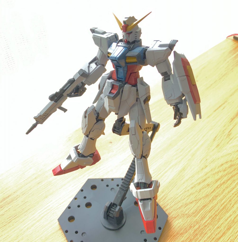 悪役のイメージを払拭するために、本体と武器のカラーリングをストライクに寄せています。肩のフラッシュエッジも刺々しいので外しました。これだけでかなりデスティニー感が薄れました。