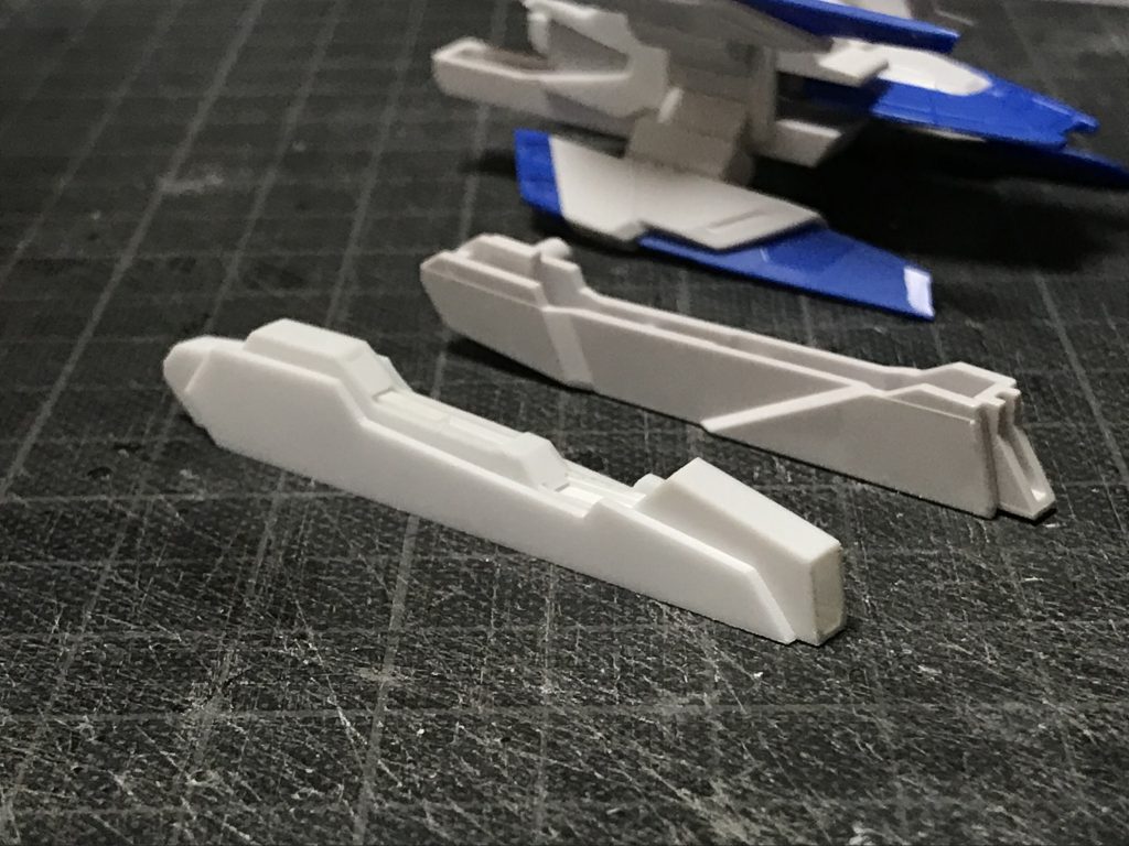 奥がブースターと思われるパーツ。
さすがにRGとは合わせられないので、プラ板でスクラッチして作り直したのが手前。