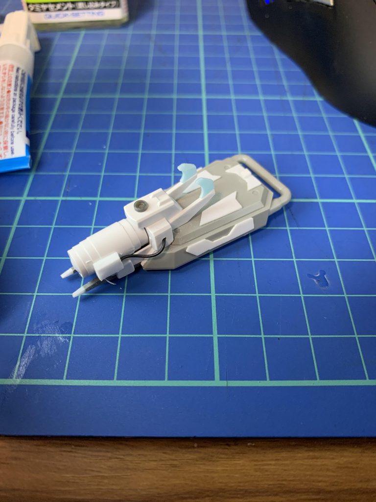 シールド製作の様子。プラバンによるディテールアップを行っています。