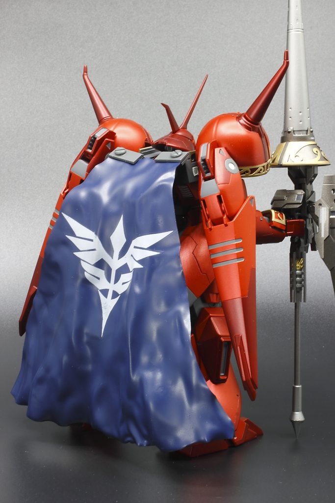 マントはプラ板で出来ています。ネオジオンのデーカルも自作しました。