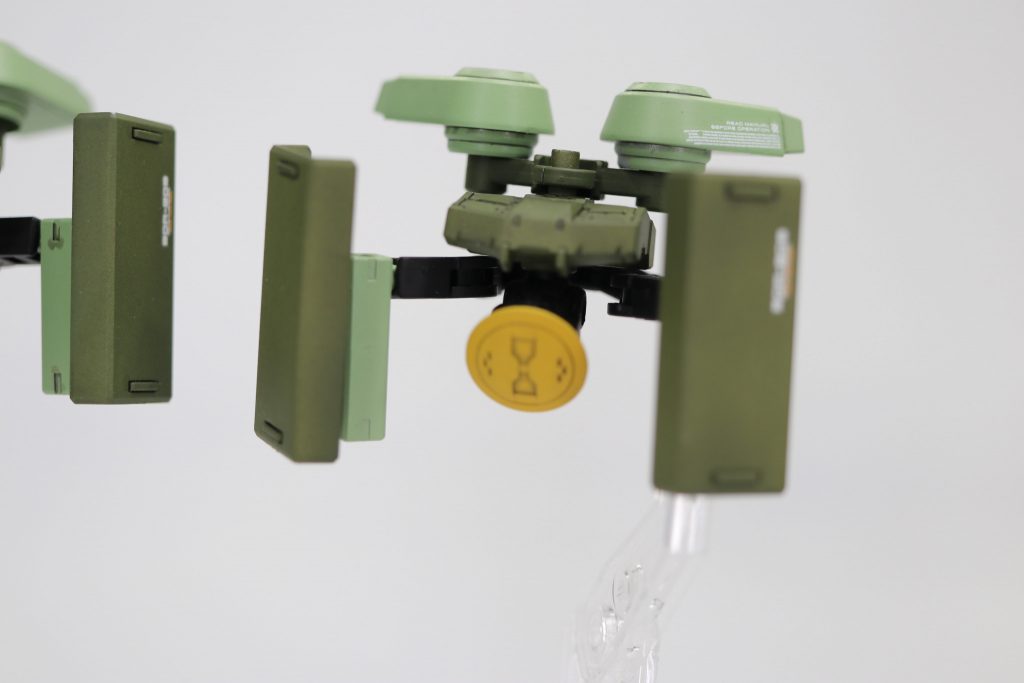 ドローンは5機搭載されていて、それぞれ役目が異なる。肩に搭載された小型飛行タイプは、それぞれサブアーム保有型とレドーム保有型の2機が存在しており、前者は味方機体補修お手伝い、後者は索敵とデータ解析を得意としている。