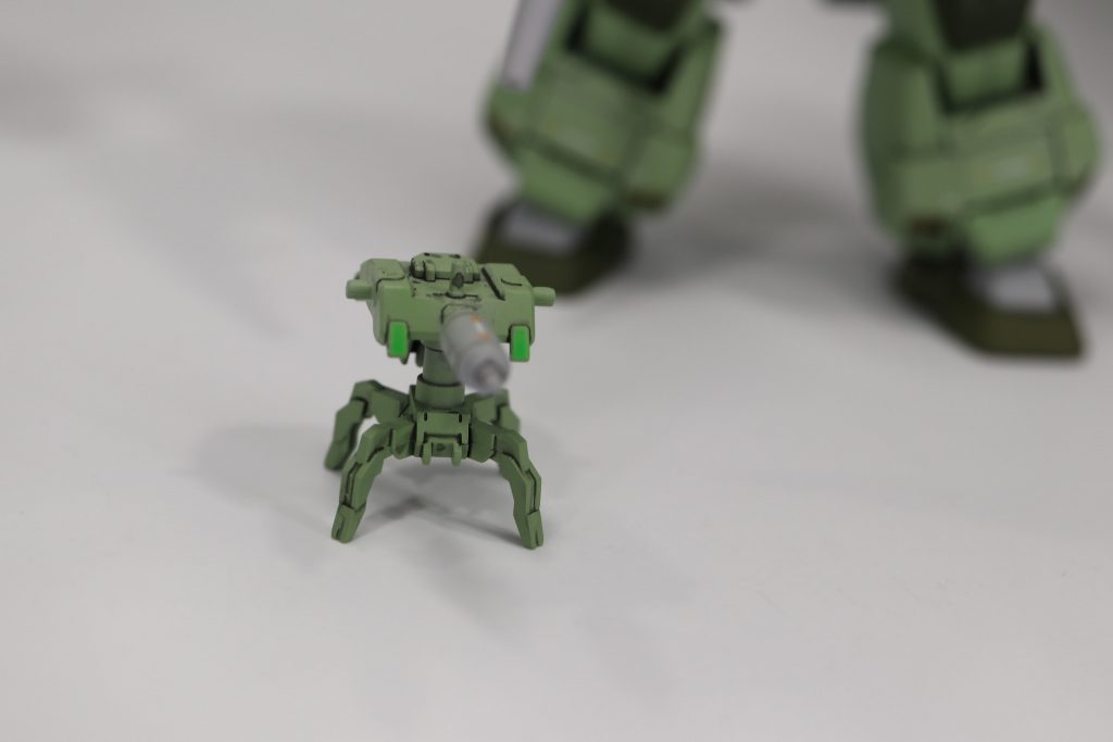 バックパックに搭載された小型陸走タイプは、先端にグレーのタンクを装備している。この中には瞬間接着剤が搭載されていて、サブアーム保有型ドローン及び後述する特殊ビームライフルとあわせて戦闘で破損した味方機体を修理することができる。