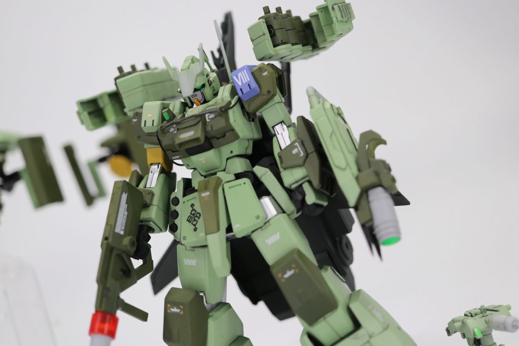 本機のビームライフルは特殊で、溶接機としての機能がメインとなっており、主に機体修復で使用される。自衛力はそれほど高くないのが弱点か。