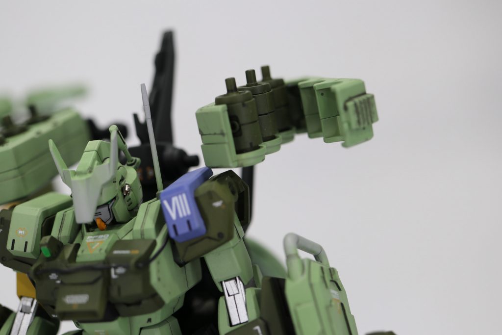 そして本機の切り札がこれ。「サイコ・ジャマ―」である。計6機が搭載され、敵機のサイコミュ兵器をカットする。「あれは単機で戦況を変えかねない、絶対に止める必要がある」とのことで、ユニコーンなどのNT-D対策で実装された。シールドに搭載されたカメラから敵機をスキャン→サイコミュ持ちなら即座に封じに行く、というのが鉄板戦術。