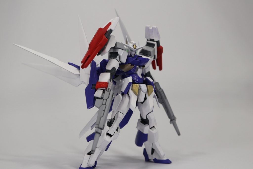 肩のダブルバレット部分のビームライフルは取り外し可能で
手持ちさせることが出来ます。また、ダブルバレット部分からはビームサーベルを出すこともできます。