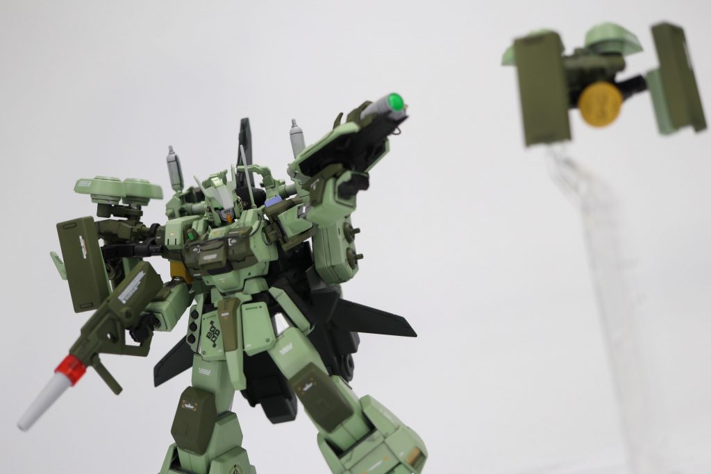 その一つが、本体に大量に搭載されたドローンである。ドローンは戦局管制システム「フィールドルーラーシステム」でデータの共有がなされており、迅速な戦局への干渉が可能だ。フィールドルーラーシステム発動中はコクピットのモニター全てが戦術マップとなり、全ての情報が共有される。全モニターがマップ化するので、実質盲目になってしまうのが弱点。次は搭載されたドローンの紹介です