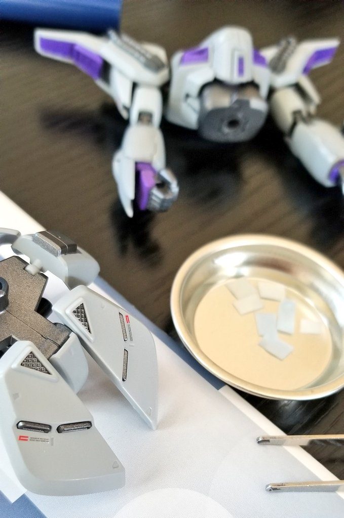 水転写デカールの貼り付け。