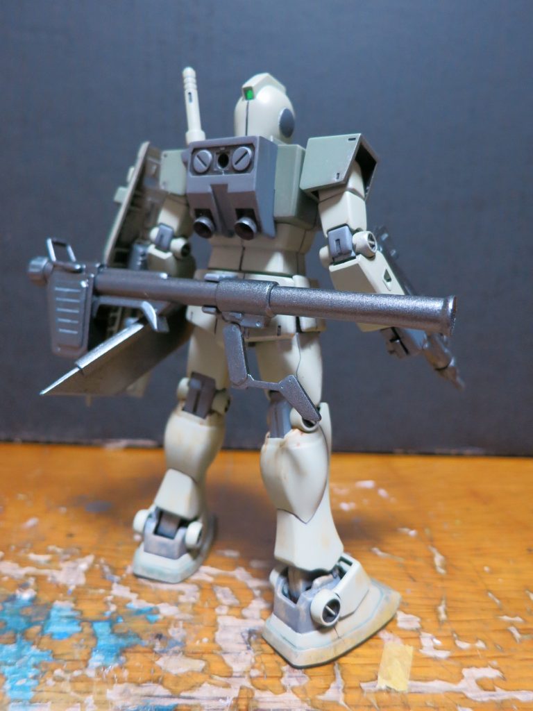 リヤビュー。バズーカ砲はラックも含めてＨＧＵＣガンダムから流用、ラックの接続に絡んだ改造を施しています。