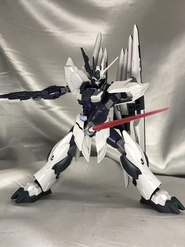 サーベルの刃はついていないのでご注意ください。
ファンネルはよりフェイク感を出すために、微妙にツインファンネルでもない、でも枚数が変。
と違和感を与えるような配置にしました。