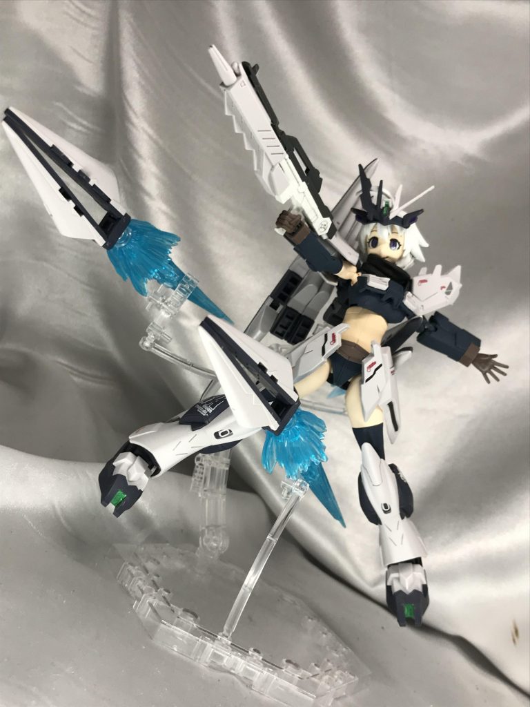 ライフルとファンネル。
ライフルは本家ニューガンダムの前半分を切り、フェイクのバレルを接続しました。
今回から肩アーマーの接続を変更したため、デカい肩アーマーを装備しながらかなり柔軟に腕が上がるようになりました。
今後もナミさんは買い続けると思うので、いい収穫です。