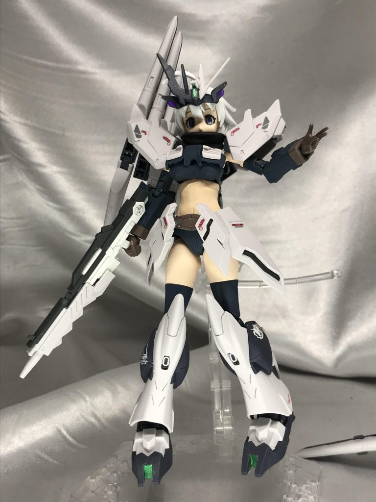 元々着せるタイプなんで、組み込みはかなり容易でした。
どこかアルスには素早い隠密なイメージを持っているので、
上半身はアヤメさんの忍者っぽいマフラーを、お腹は大胆に脱がせました。