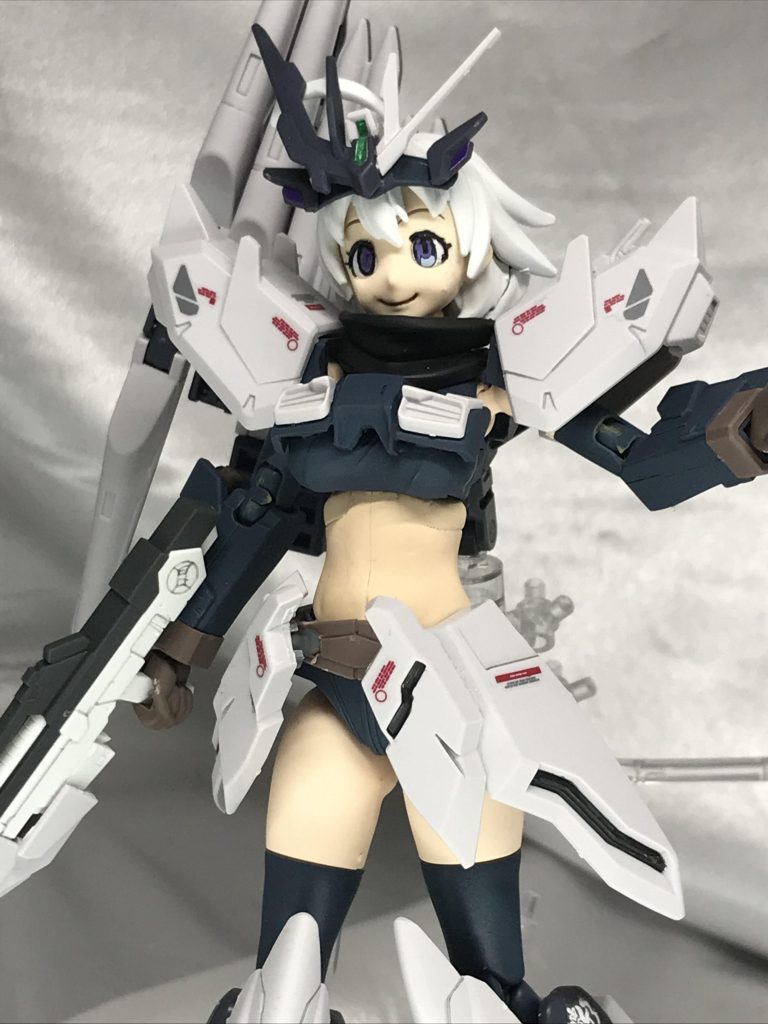 眼は左右別に。
左目はナミさん準拠のハイライト消し、右目はアルスをイメージして紫単色です。
最初はアルスみたいな輪のモールドを描いたのですがほぼ見えなかったので、潰しました。
デカールはうるさくならない程度にオリジナル要素で貼りました。