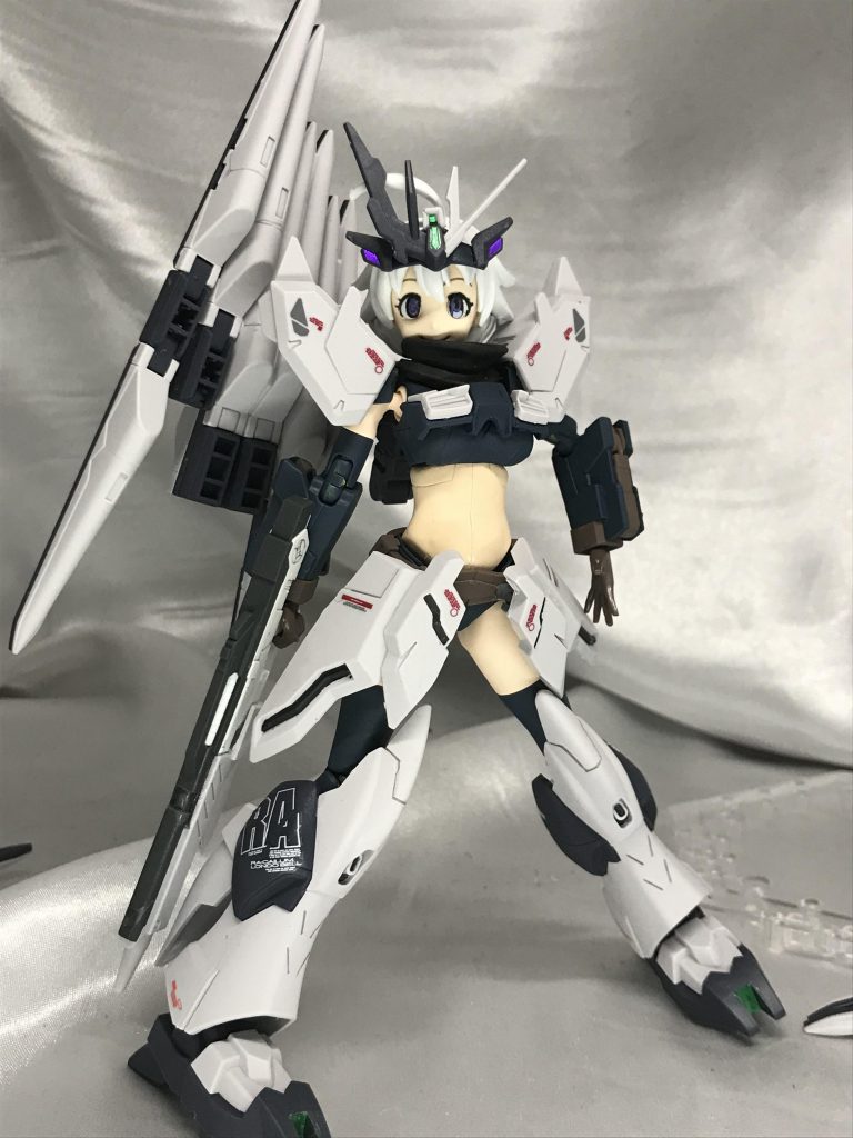 お尻を突き出すポーズが好きなんですが、アーマーを着こんでいるので結構難しいです。
眼と口元が隠れていることもありヴィランサイドっぽい印象に出来ました。