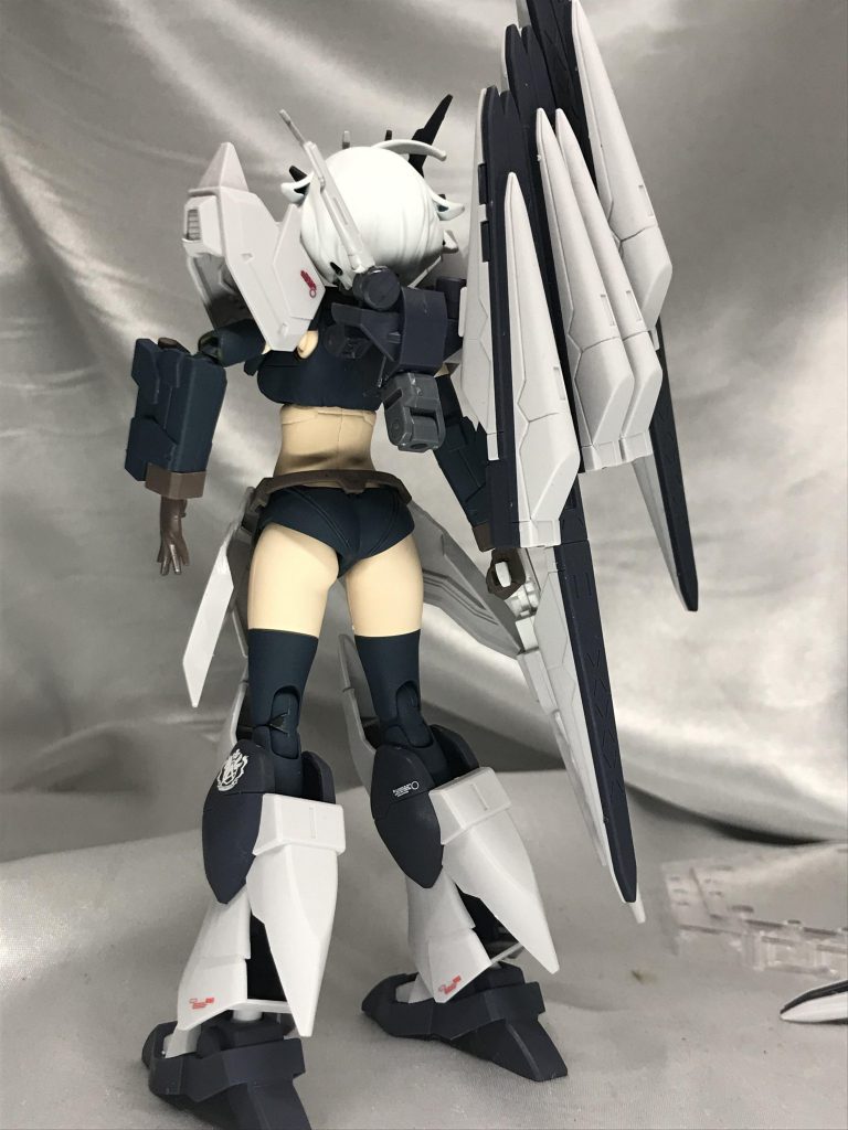 絶対にお尻は出す(強い意志
背面結構デカール貼ってないですな。
フィンファンネルは本家がフェイクということもあり、右側に変更しました。