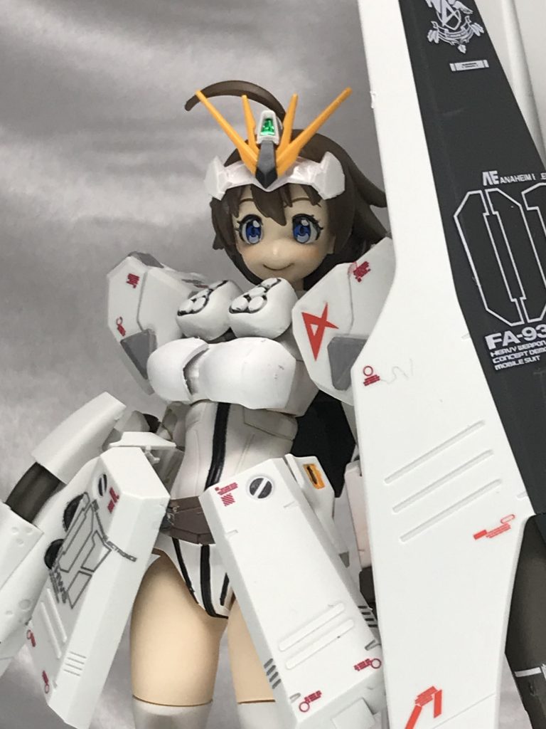 胸部回り。胸はまんま装甲をつけるととんでもないロケットになってしまうので、胸の上からもう一枚胸っぽい装甲を重ねて着てる感を。肩アーマーはちょっとプラ板でディティールを増やしました。