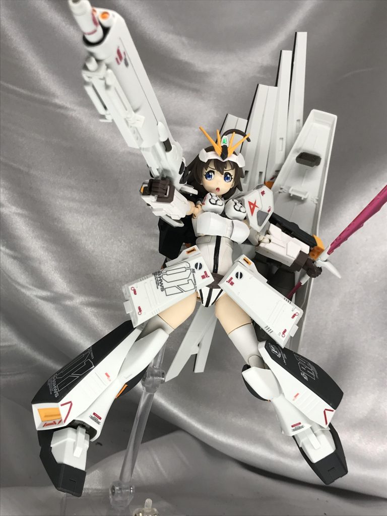 メガビームライフルは思いのほか軽く、ナミさんの腕でも問題なく構えられます。お腹を肌にしようか迷ったのですが、スーツ風にして正解だったと思います。