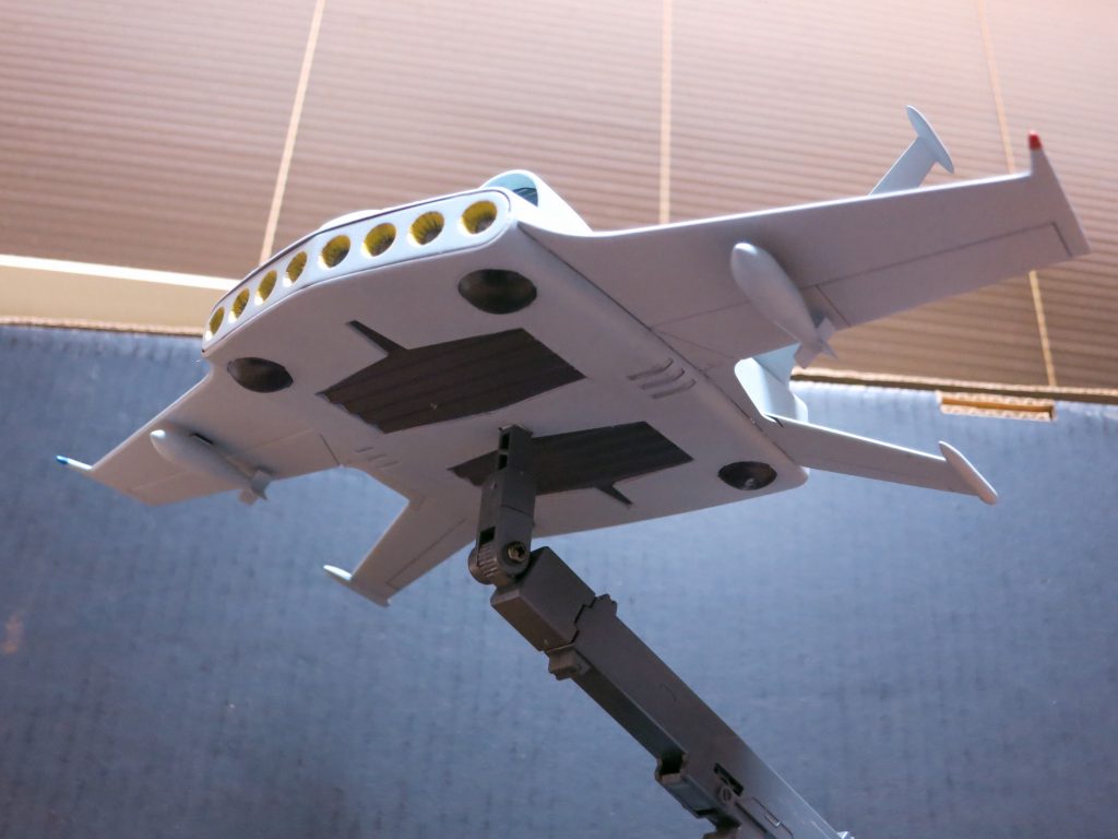 下面から。見ての通り、アクションベースと接続する為に改造を加えています。