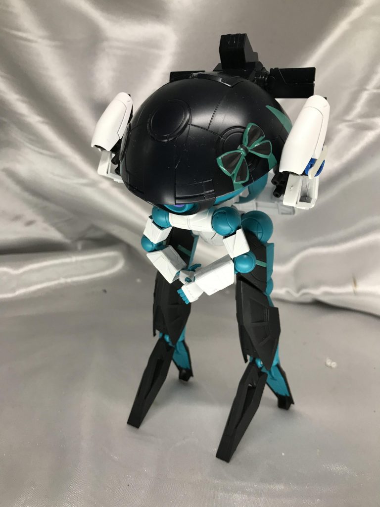 可動がとにかく優秀。
ぐりぐり動いて楽しかったです。
うちのモチーフがあまり動かないキャラなんですが、激しい蹴りなど繰り出せます。