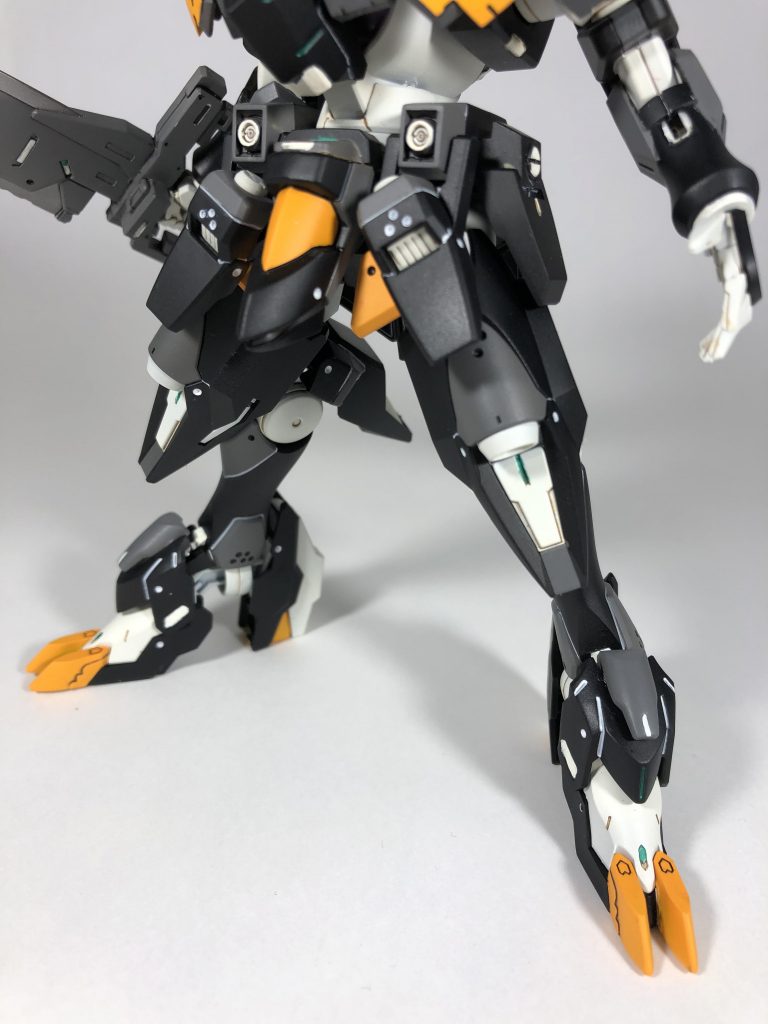 下半身をアップで。
「ガンプラ」=「パイロットが搭乗しない」ので股間のコクピットは排除しています。