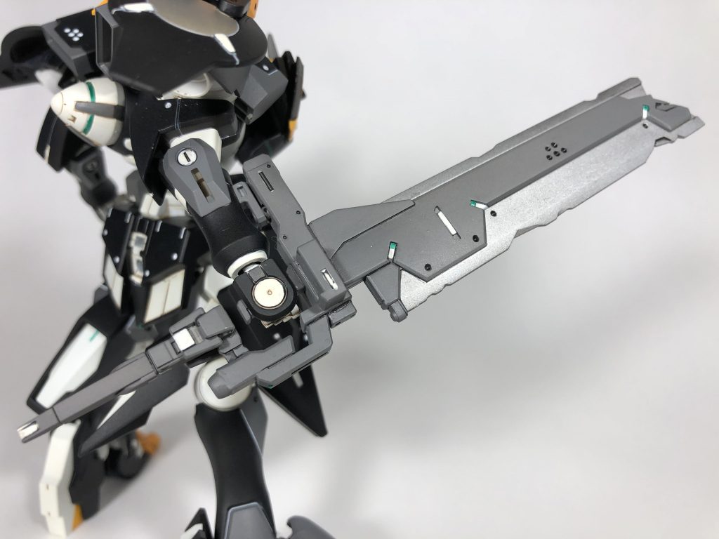 複合兵装「ダンビライザー」。
メイン武器の「GNダンビラ」と牽制用のサブ武器「ビームピストル」からなる武装。
過去に大敗を喫したバトルで破損した刀身をそのまま流用、いつ完全に折れてもおかしくないボロボロの武器であえて戦っている…という設定。
ダブルオースカイの胸の傷と同じような感じです。