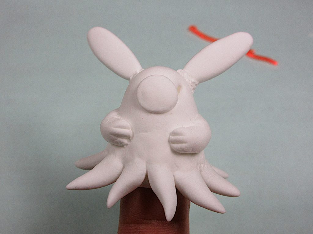 樹脂粘土製指人形マグちゃん。
写真は塗装前の状態です。
下に見えているのは指兼持ち手です。