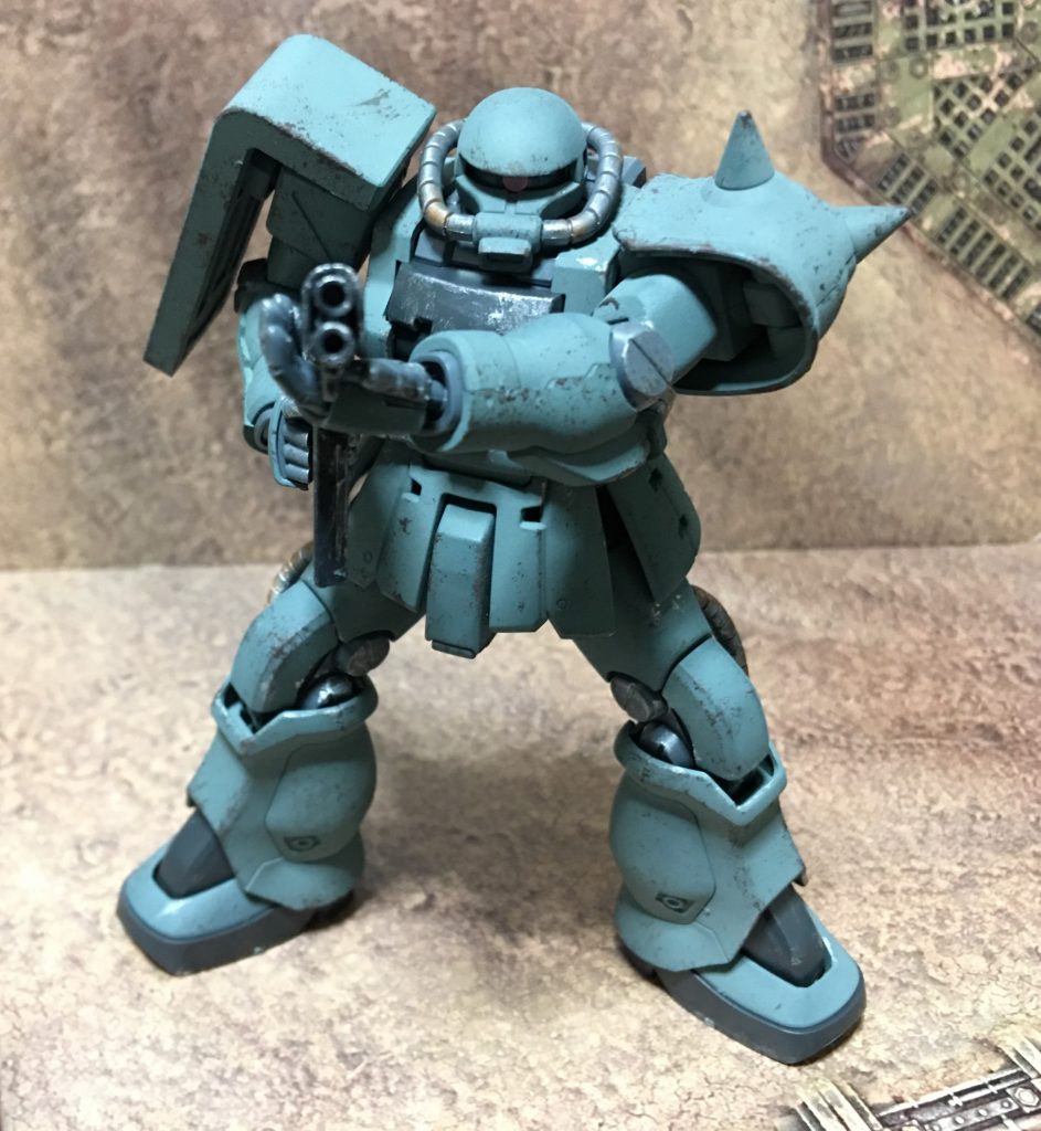 (　。￣v￣。)ﾉ 銃を使ってポージング。