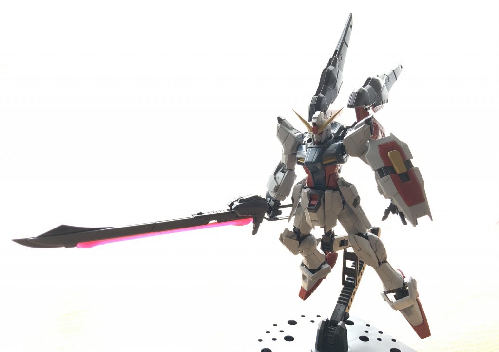 アロンダイトはグレー塗装で派手さを無くして、背中マウントパーツをあえて付けたまま残すことで無骨なシルエットになりました。