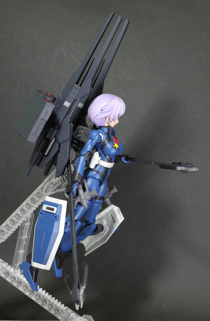 腰の関節は接着してパテで埋めました。