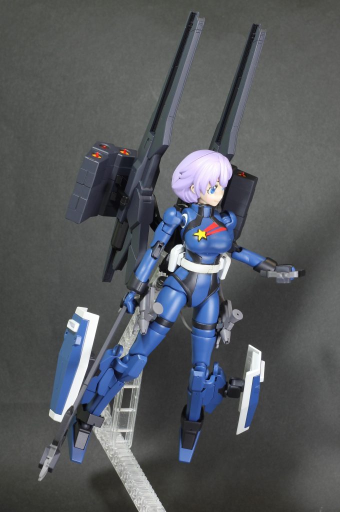 背中のユニットにも少し手をかけています。