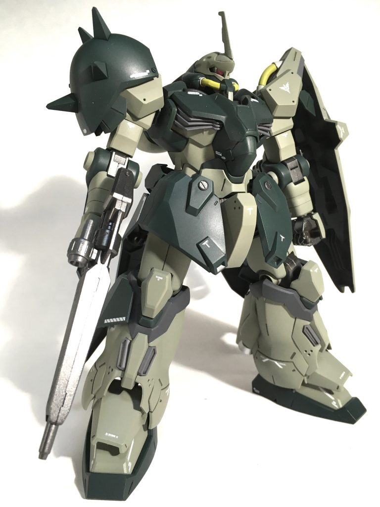 前から。
肩にMGシナンジュから流用したドライデカールを貼っています。