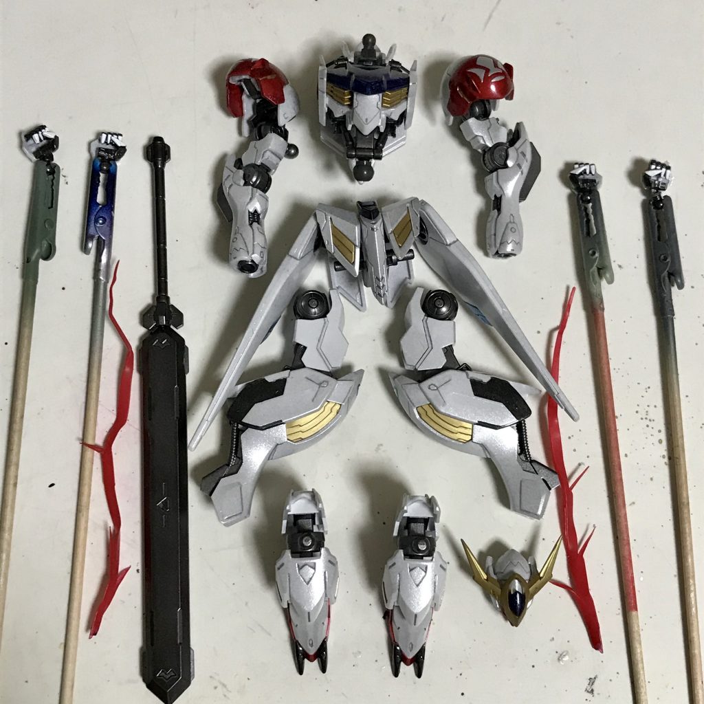 フレームはライトガンメタルの上からスモークを吹きました。
装甲は、シャインシルバーの後にさらにパールクリヤーを吹いて、白と銀の中間くらいを目指しました。
赤と青はいちおうキャンディ塗装の手順で塗りましたが、失敗ぎみです。
黄色の部分は Mr.メタルカラーのブラスです。
この後ウェザリングマスターのシルバー(と一部ガンメタル)を全体にこすりつけて金属感を増してみました。