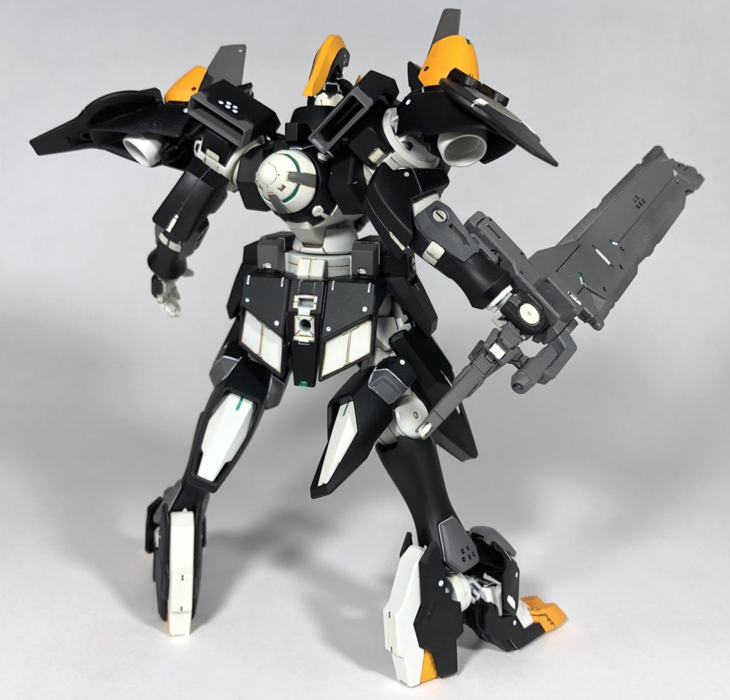 全体像を前後から。
大型剣を主武装とした接近格闘特化型の機体です。
疑似ではなく純正GNドライブ搭載型を想定しています。
10年程前(ガンダム00放送当時)から構想を練っていた機体を、企画用に完成させました。
顔面を赤で塗った事で猿や狒々を思わせる印象に。本作のお気に入りポイントです。
全体のカラーリングは、大好きなウルトラ怪獣「ゼットン」をイメージしています。