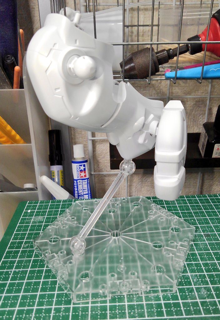 台座部分のゴツさが気になったので、アクションベースを取り付けられるように加工。