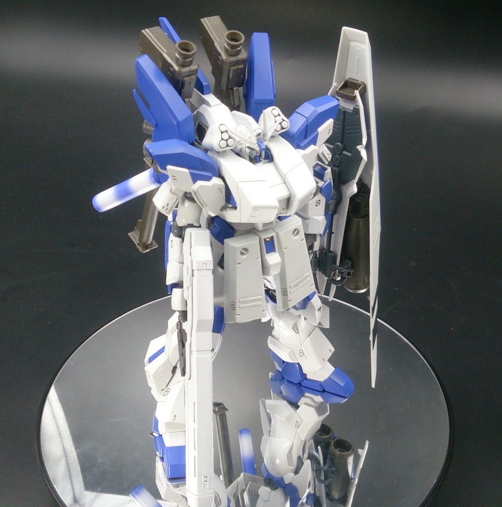 追加装備のHWSです。
νガンダムHWSのものをそのままくっつきむしと言うねりけしっぽいアイテムでくっつけてます。
ハイメガシールドだけシナンジュスタインのシールドにつけれるようにフックを取り付けています。
ハイパーバズーカはVerKaをイメージして2個装備させています。