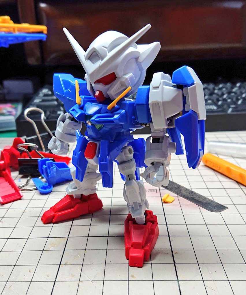 BB戦士とSDEXスタンダードのガンダムエクシアをベースに、膝可動の為にSDCSフレームのモモ~スネパーツを移植。そこにHGアヴァランチエクシアダッシュのアヴァランチユニットを足していきました。