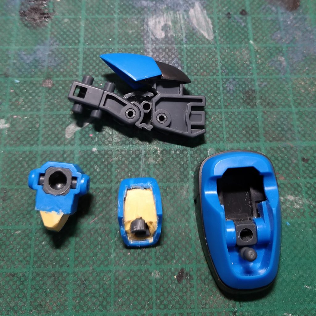 足の甲を内側に傾くように別パーツ化してボールジョイント接続膝関節も逆ぞりするように。