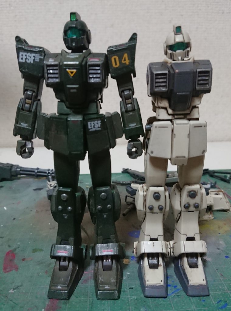 プロポーションの変更の為に首を1mm、腰を2mm、股関節を2mm延長しています
(右手が改造前の陸ジム)