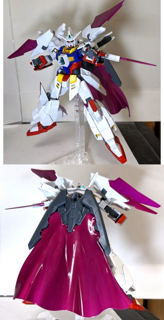 マントパーツを取り付けるとこの様な見た目、発売日から完成までに時間がかかったのもクリアパーツの処理が途中で迷走しどうするか悩んだ末、クリアレッドを切らしてしまっていた為マゼンタカラーを代用し、いわゆるキャンディー塗装のように仕上げました。

因みにこのトライエイジガンダム、どうやらカードイラストとトライエイジの劇中に登場するモデルとで若干色が違う部分があったりします、主にバックパックの色がカードイラストでは青色になっているのですが劇中に登場するものは白色になっています。
本作はどちらかといえばトライエイジ劇中の仕様で制作しました。（センサーカラーが違うのが気になりますが、AGEガンダム系はAGEシステムが搭載されているとグリーンカラーのセンサーなので…つまり、そういう事にしてください 笑