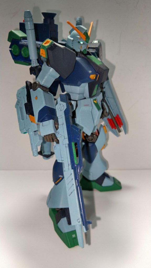 右腕にもビームガンを膠着