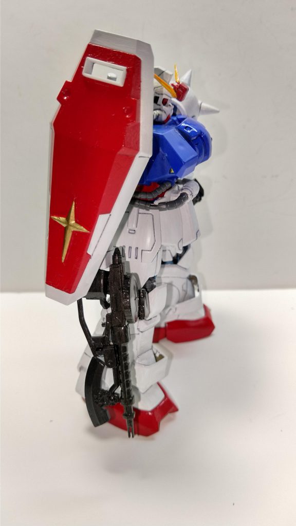 特徴的なライフル(ザクマシンガン&ヒートホーク)、シールドはGBNガンダムから拝借( *´艸｀)