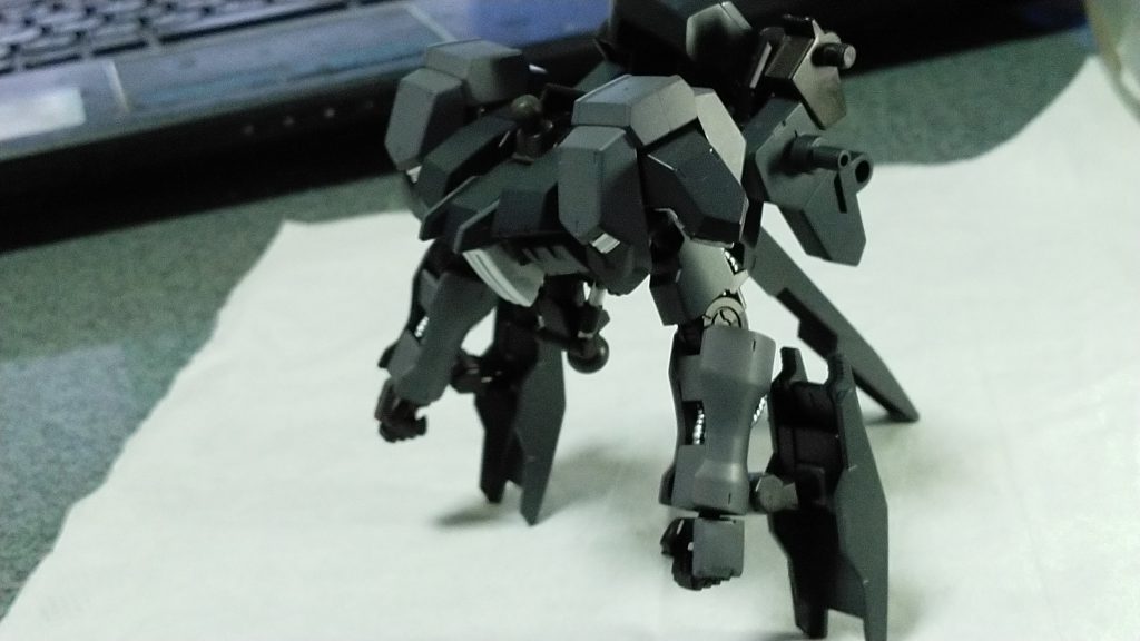 バックパック部分完成
尾と腕で三点立ちできた