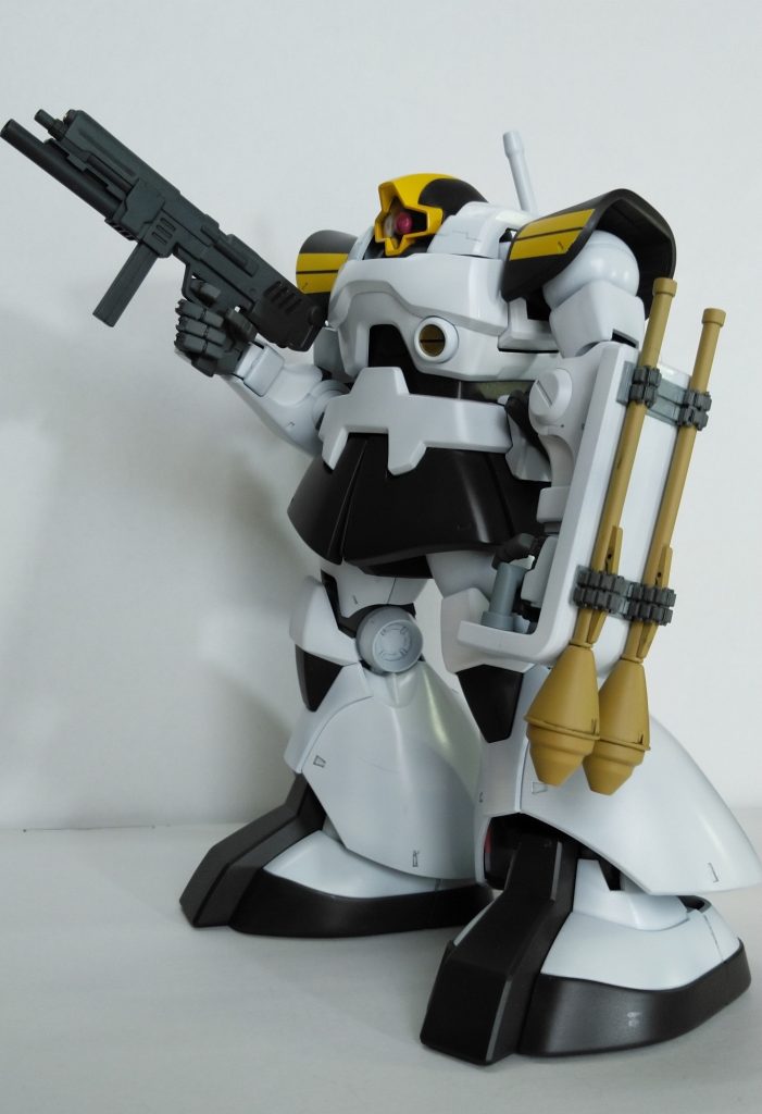 マシンガンにはプラ材でグレネードランチャーを増設。シールドはファウストのランチャーに小改造。