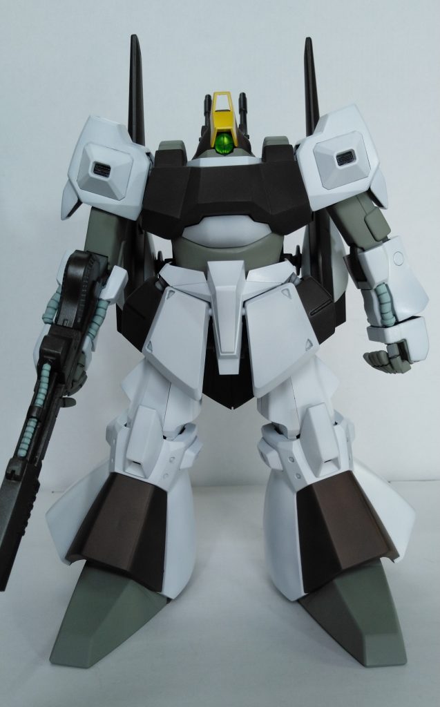 キットは意外とスラリとした印象だったので、どっしり感を増す方向に手を加えました。
上腕と腹部のくびれをポリパテで埋めて力強く。
股間軸を3ミリ上へずらして腰を落としています。