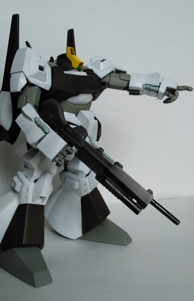 ビームライフルはREディジェのもの。
リックディアスのボリュームに負けないよう、幅増し・延長、さらにMGゲルググのグレネードランチャーを追加して大きく見せるようにしています。