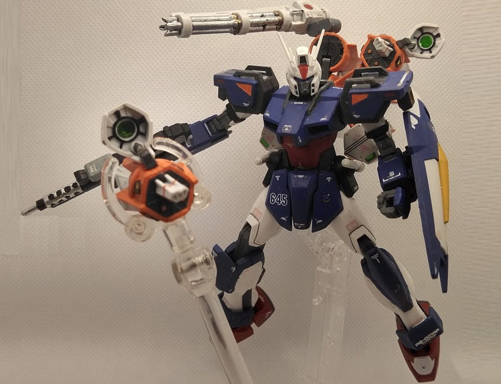 有線式ガンバレル展開 ですが仕様上有線ではありません。あと3㎜穴もなく飛ばして飾れるのは1個が限界ですわ。