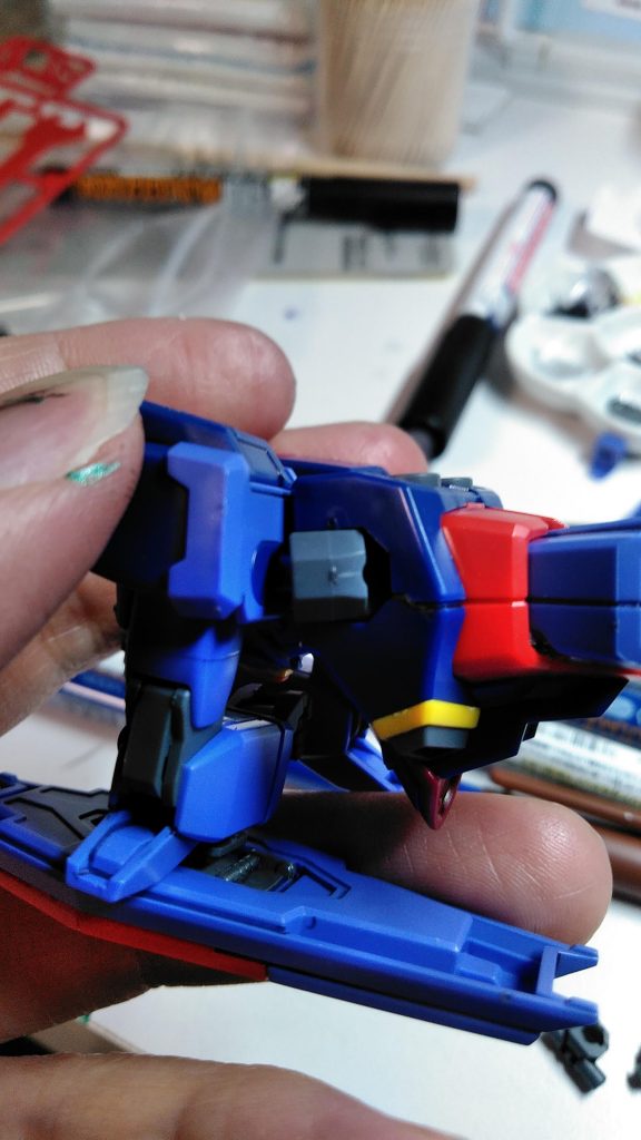 B1-30,31のほか、白化してしまうパーツがあるのが、リバイブインパルスの残念な点です(汗)また、盾は腕につけたまま動かすと基部が白化するので、一度腕から外して動かす方がいいです。