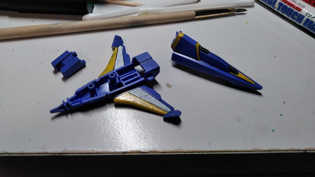 コアスプレンダー同様、このキットでは完全な余剰の扱いになってしまうシルエットフライヤーですが、こちらにも特殊な役割を与えます。