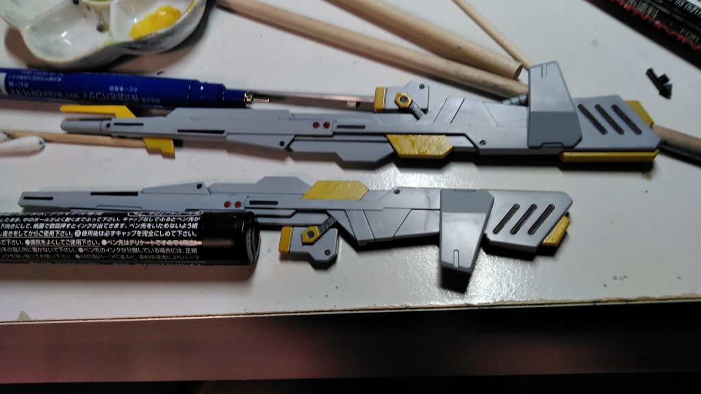 当初は「試作武装」という設定もあった、ハイパーロングライフル。無地のまま使うはずが、見つめているうちに色が見えてきてしまうのは、もデラーの性でしょうか(笑)