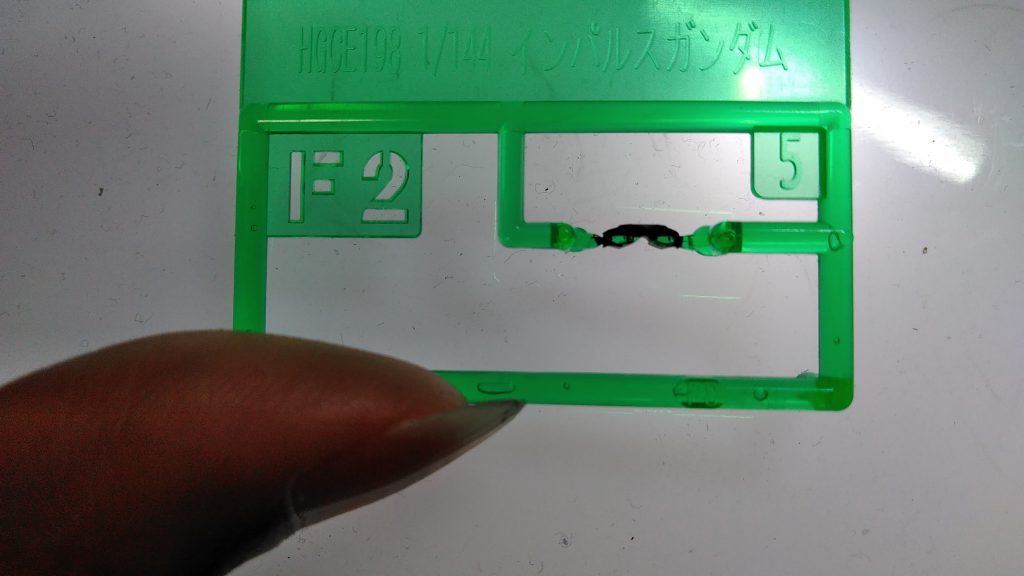 一時期、ガンダムの台座にもなると話題になった某雑誌の付録のトレス台、私はメインカメラを塗るときに透過と塗り残しのチェックに使っています。正直、この部分の塗装は毎度の難所です。