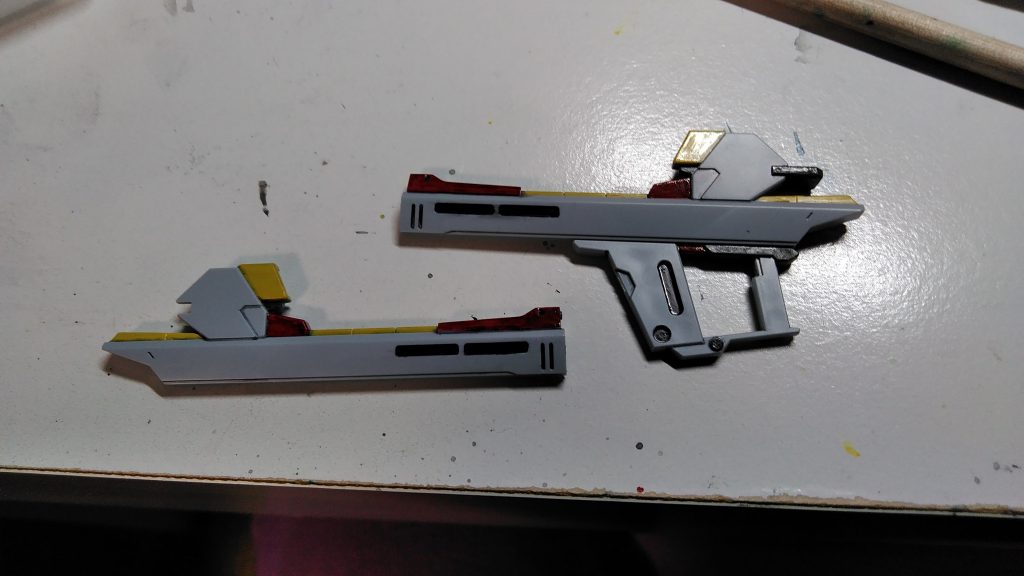 基本武装は、HGBCギャイースターウエポンのビームバズーカです。ブルーエンジェルスと違い、当初はMA-BAR72高エネルギーライフルを基本武装にする予定でしたが、サイドアーマーに干渉して装備できない事態が発生。急遽残っていたこちらの武装を使うことにしました。武器の配色は、やはり悩む!!